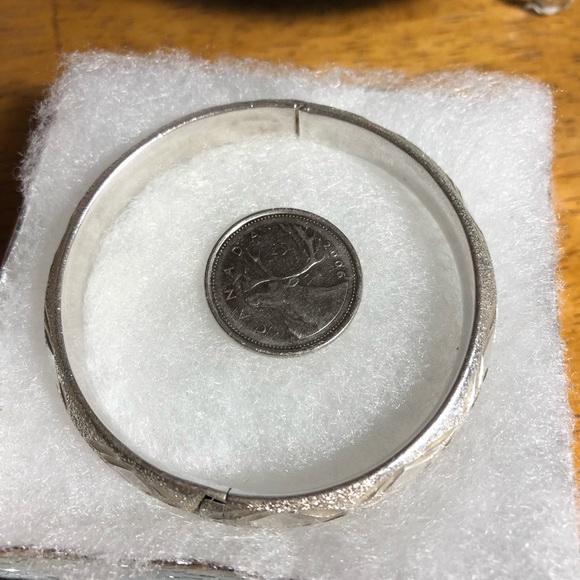 Vintage Sterling etched diamond cut bangle - Picture 3 of 5